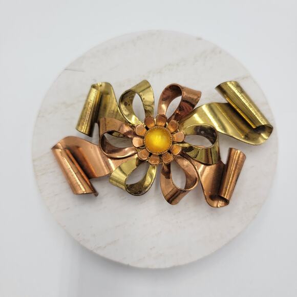 Vintage Two Tone Copper & Gold Ribbon Flower Brooch Pin Yellow Faux Pearl Stone - Picture 1 of 12